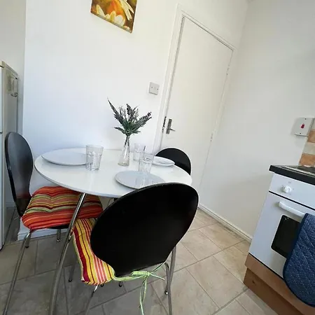 *stunning 2 Bedroom Near Centre* ليدز