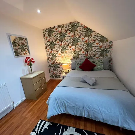 *stunning 2 Bedroom Near Centre* شقة ليدز